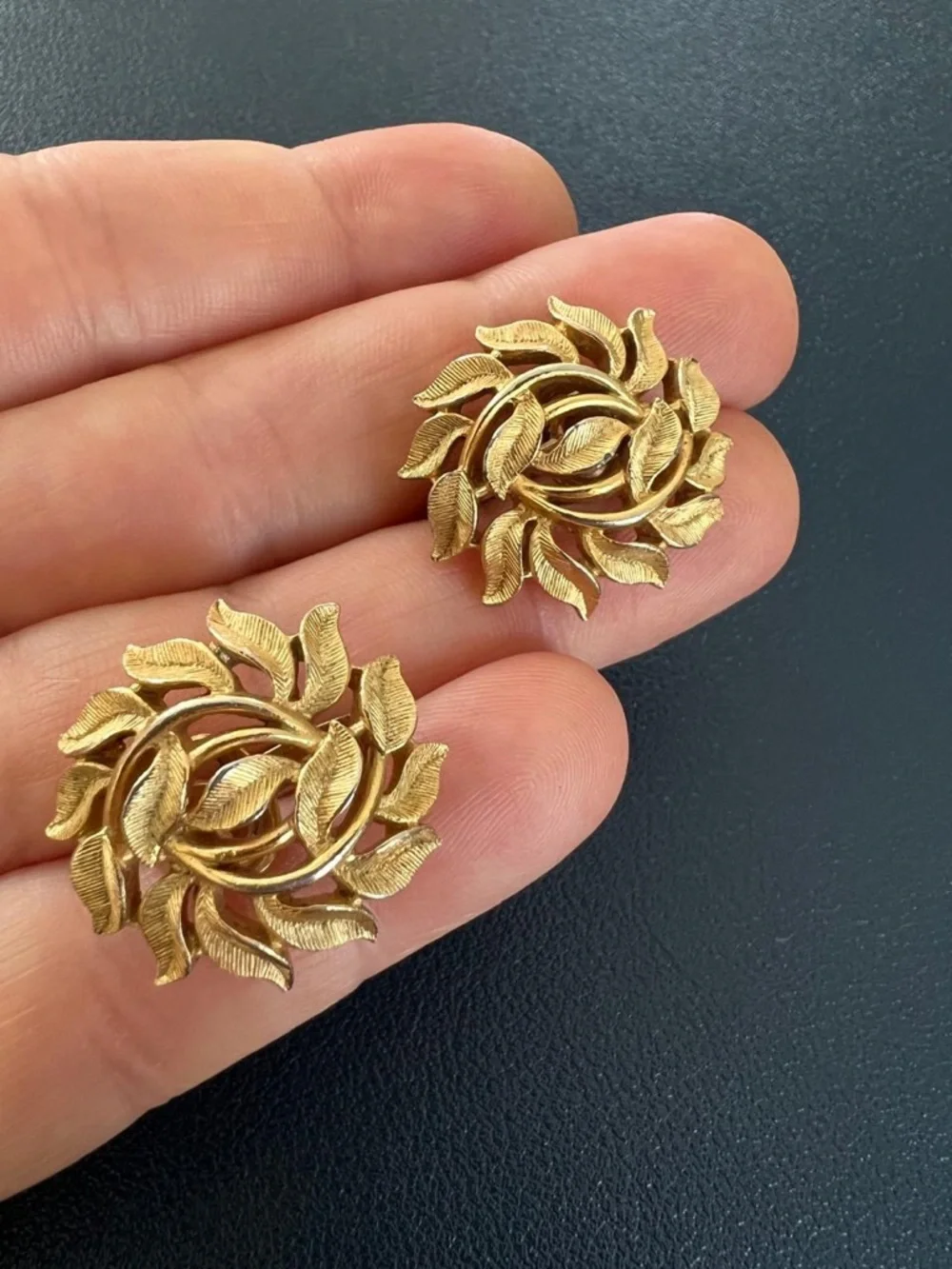 Vintage Trifari Gold Tone Leaf Swirl Clip on Earring - Picture 3 of 5